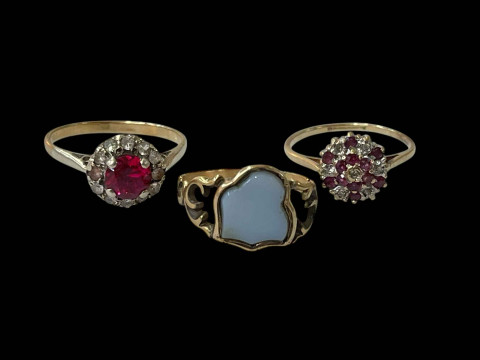 Two gem set 9 carat gold rings and antique agate set ring (3).