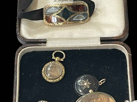 Mourning jewellery comprising three lockets, clasp, and agate set bracelet...