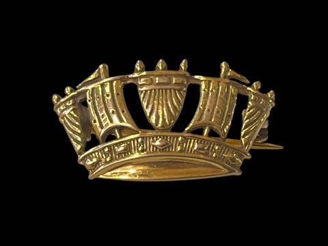 Ladies 9 carat gold Mural Naval Crown brooch, 2.5cm across.