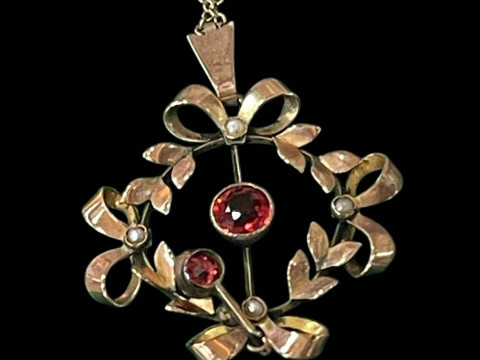 9 carat gold gem and seed pearl set pendant with chain.