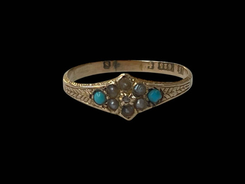 Turquoise and seed pearl 15 carat gold ring, size R/S.