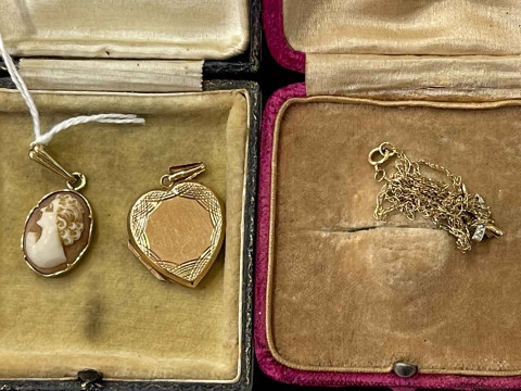 9 carat gold and diamond set pendant and chain, 9 carat gold heart locket,...