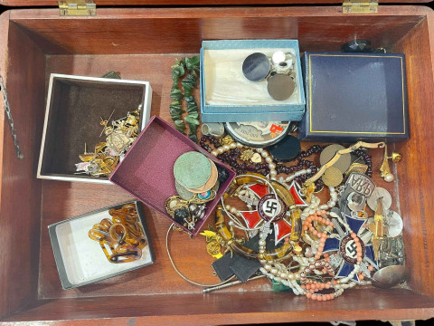 Box of jewellery.