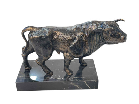 Bronzed bull sculpture, 28cm across.