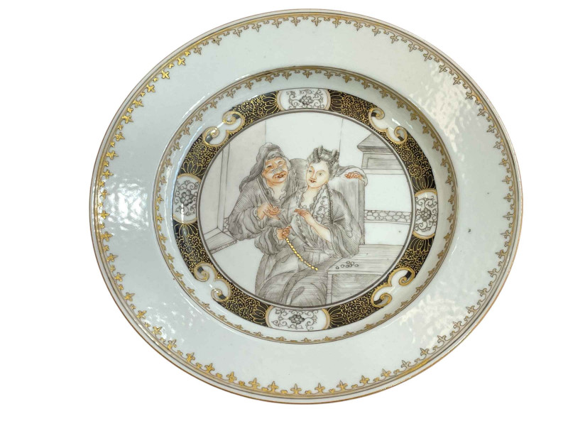 Chinese plate decorated with figures, 22cm diameter.