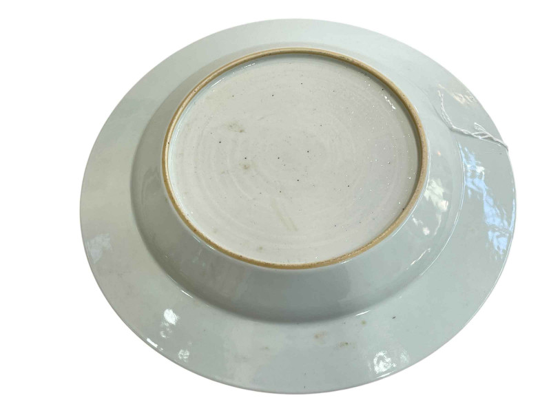 Chinese plate decorated with figures, 22cm diameter.
