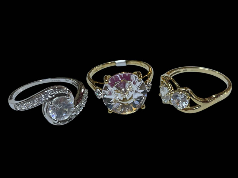 Three 9 carat gold and clear stone dress rings.