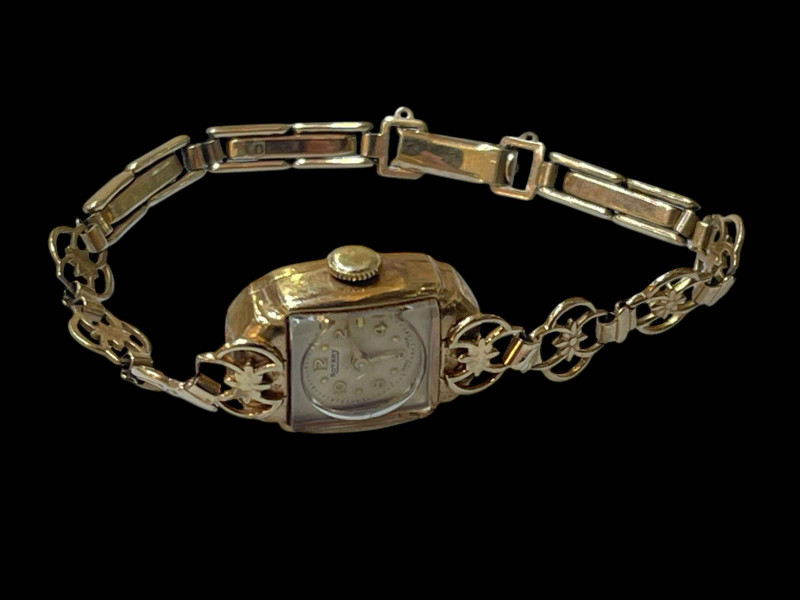 9 carat yellow gold ladies Rotary wristwatch.