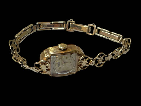 9 carat yellow gold ladies Rotary wristwatch.