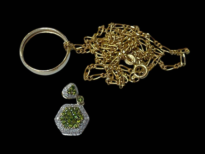 10k wedding band, 9 carat gold link chain necklace and peridot and diamond pendant.