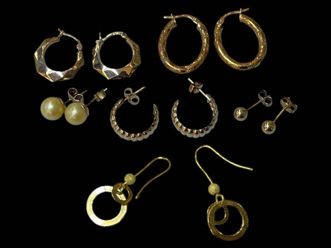 Pair of pearl 9 carat gold earrings and five pairs of 9 carat gold earrings.