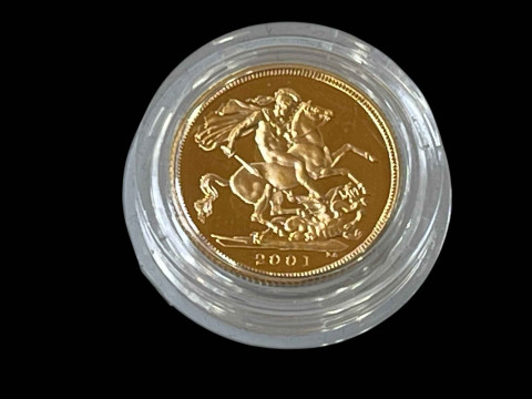 Boxed 2001 gold proof sovereign with COA.