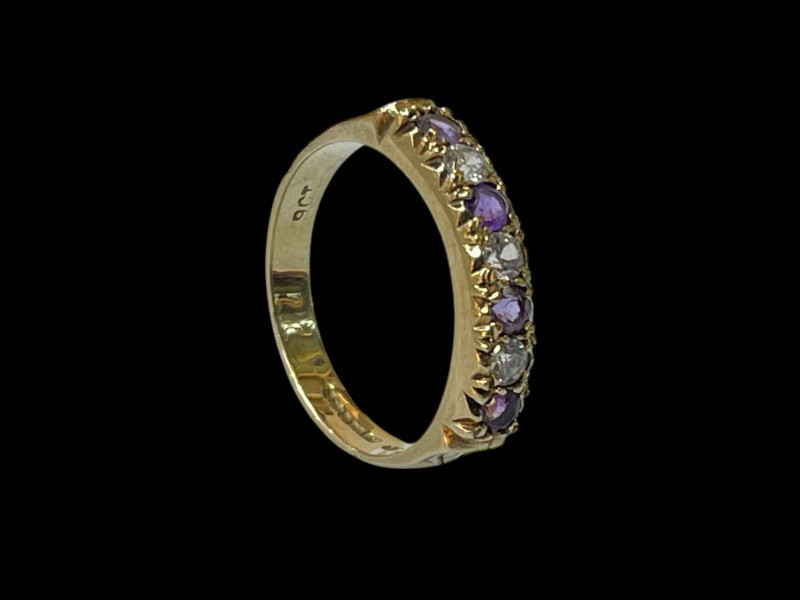Gem set 9 carat yellow gold ring, size P.