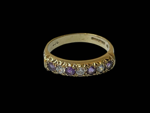 Gem set 9 carat yellow gold ring, size P.