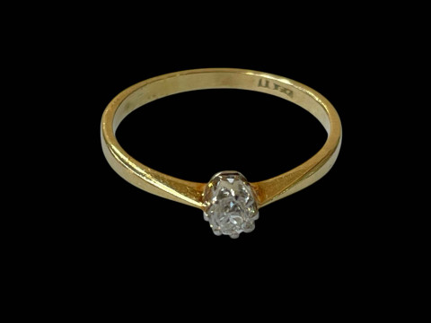 18 carat gold and diamond solitaire ring, size I.
