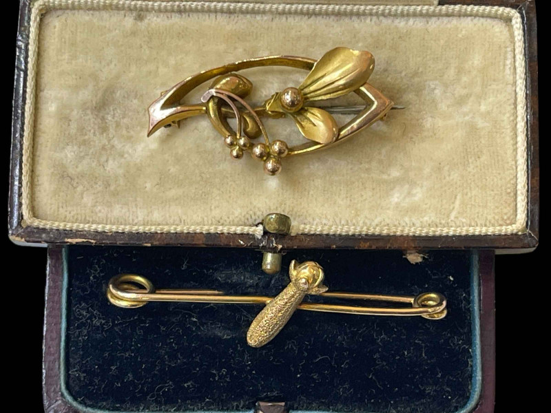 9 carat leaf and berry design brooch and safety pin style bar brooch.