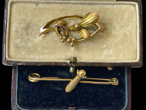 9 carat leaf and berry design brooch and safety pin style bar brooch.