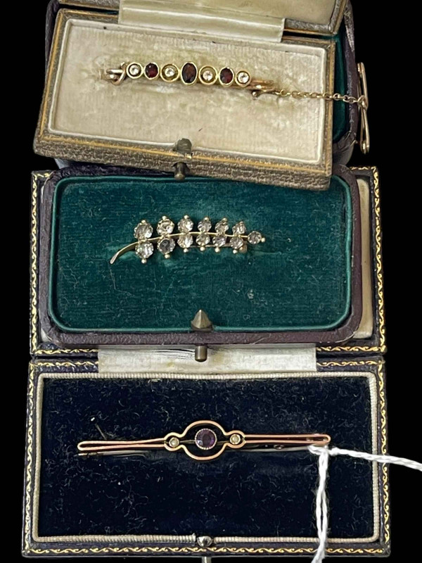 9 carat yellow gold leaf design brooch and two 9 carat gem set bar brooches.