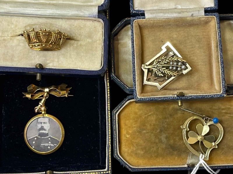 Ladies 9 carat gold Mural Naval Crown brooch, Earl Kitchener bow brooch and two others.