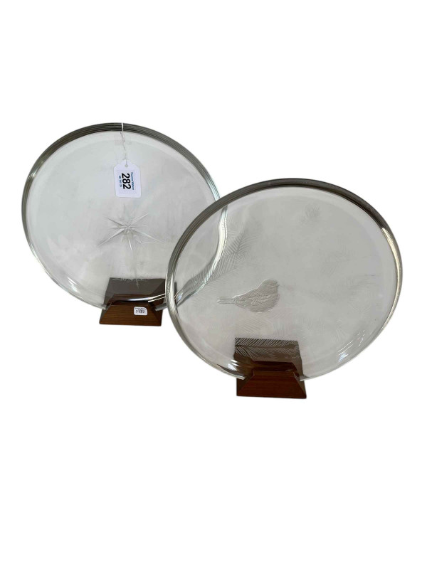 Two Franklin Crystal glass plates 'Snowbird' and 'Snowflake' by Peter Yenawine, each with box.