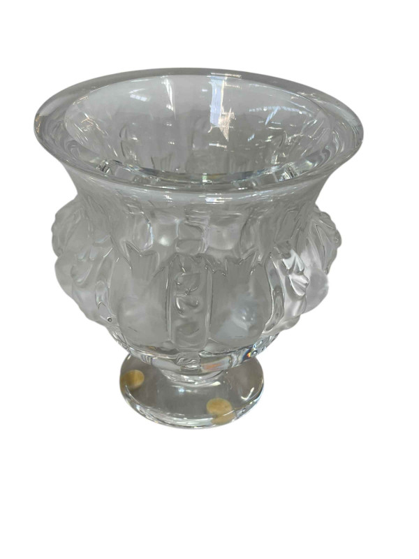 Lalique Dampierre sparrow vase of Campana form, 12cm.