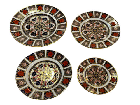 Four Royal Crown Derby 1128 Imari pattern plates, 27, 23, 22 & 16cm.