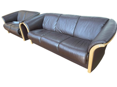 Pair Ekornes Manhattan three seater and two seater settees in chocolate...