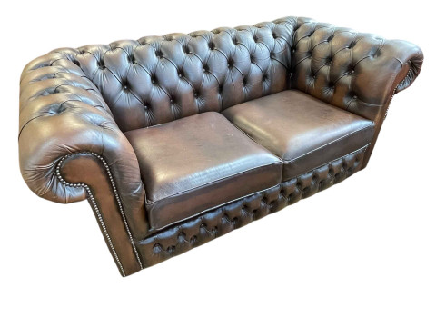 Brown buttoned leather and studded two seater Chesterfield settee, 72cm...