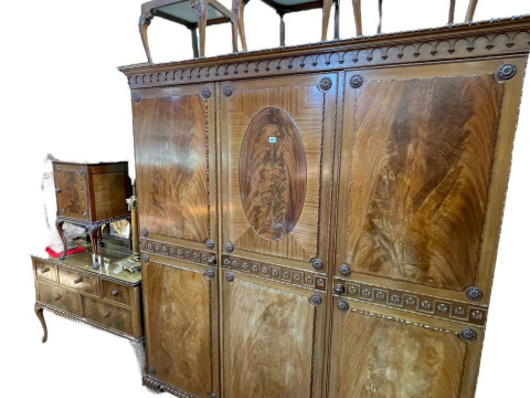 Early 20th Century carved mahogany six piece bedroom suite comprising...