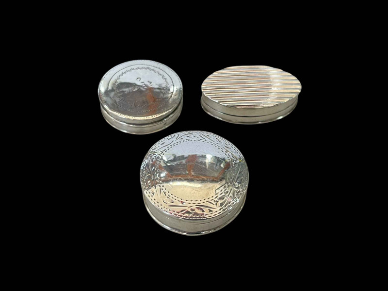 Two Georgian silver patch boxes, Birmingham 1812 and 1813, and modern example (3).