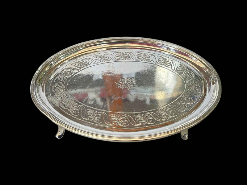George III silver oval teapot stand, London 1801, 17cm across.