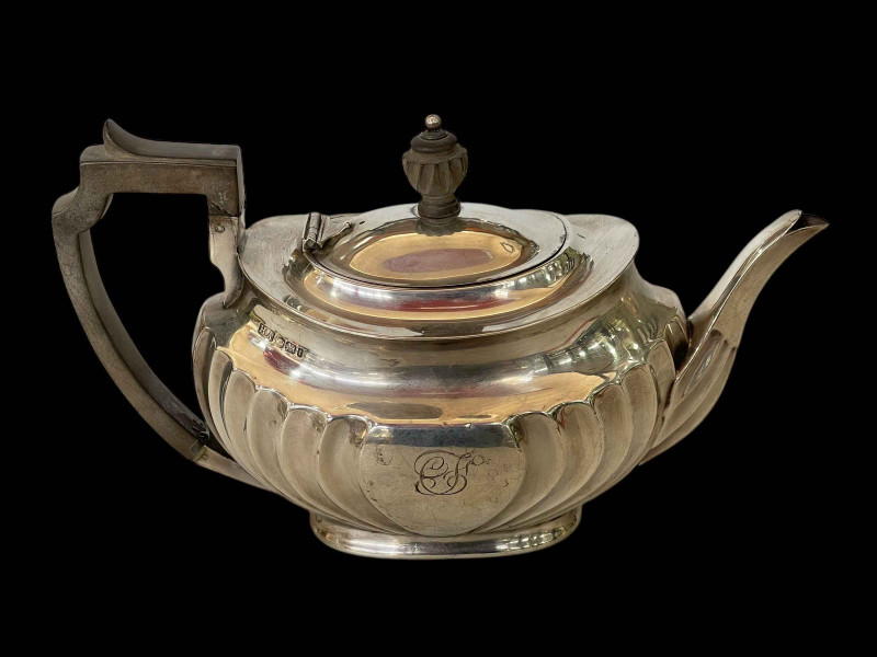 Silver part fluted teapot, Sheffield 1901.