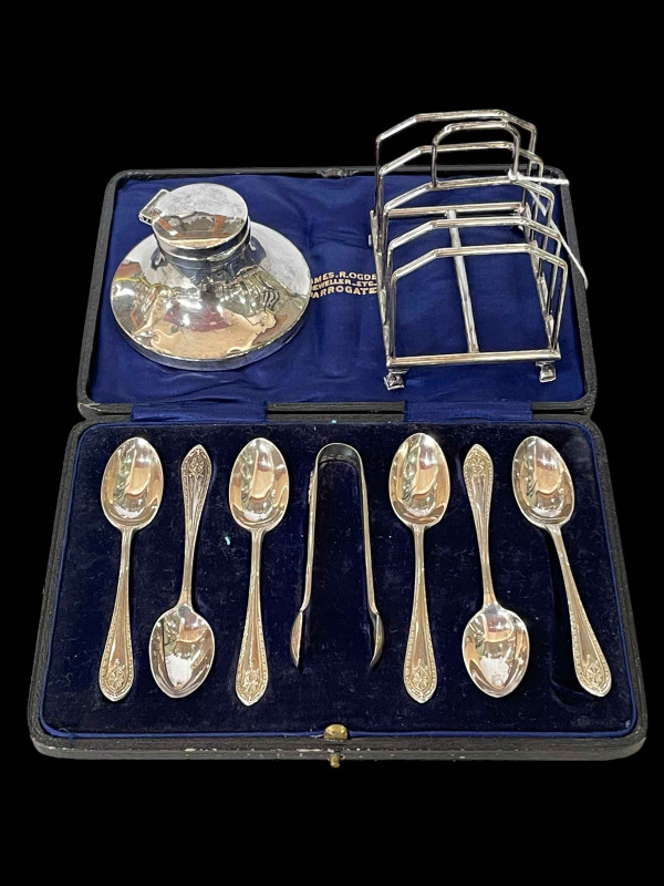 Cased silver teaspoons and tongs, London 1915, silver toast rack, Chester 1923, and silver inkwell (3).