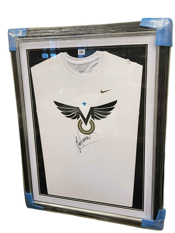 Nike T-Shirt signed by Sir Mo Farah.
