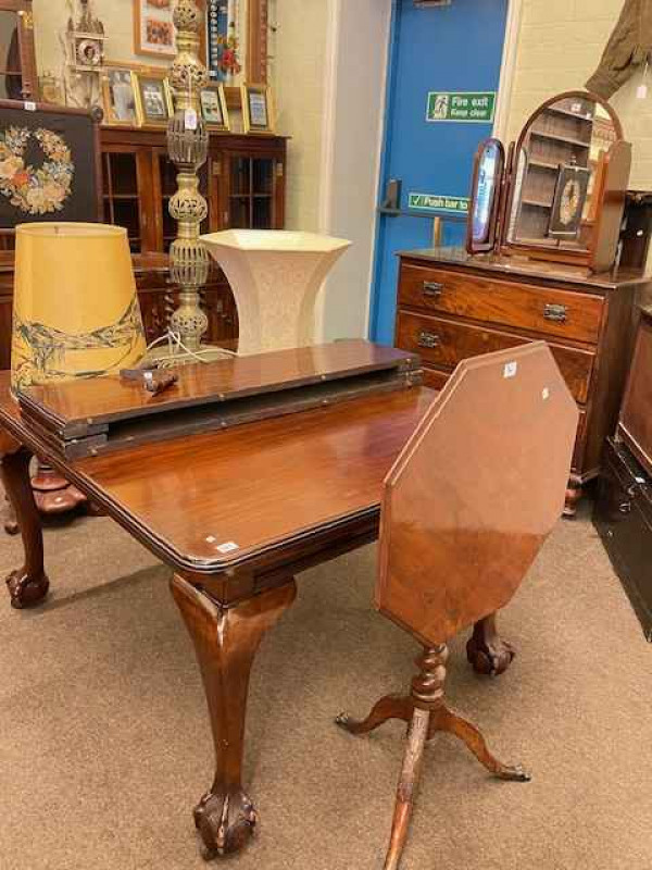 Edwardian mahogany extending dining table on ball and claw feet with two leaves and winder, octagonal snap top occasional table on pedestal tripod base and brass lamp with two shades, along with island hat and coat stand and cane four tier shelf unit.
