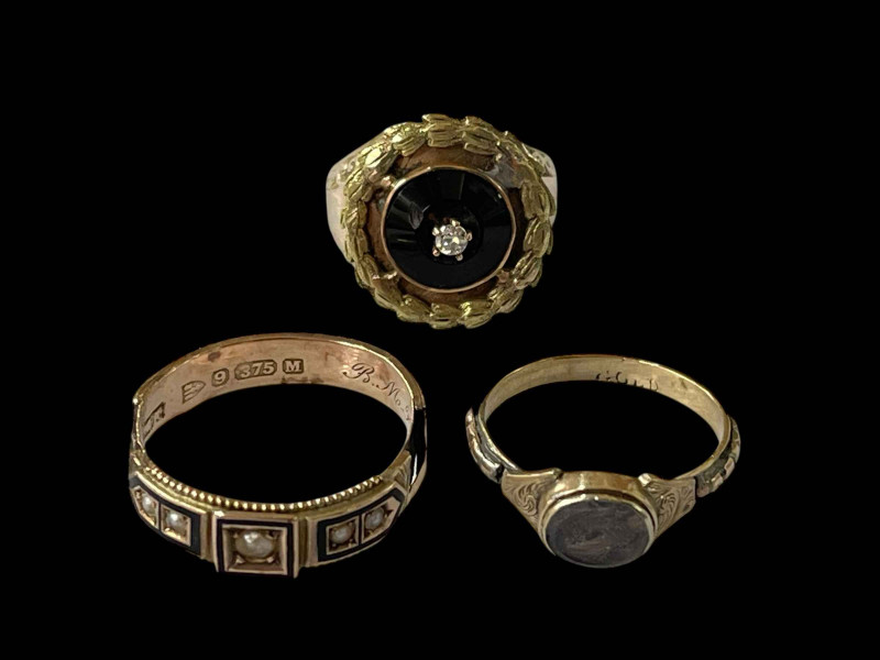 Gold ring with diamond on black onyx and two gold mourning rings (3).