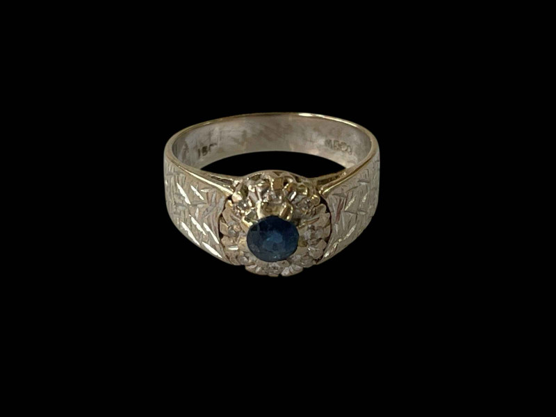 18ct white gold sapphire ring, size K.