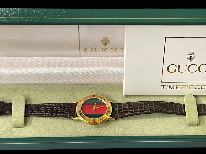 Gucci lady's wrist watch, model 3000 2 L with box and papers.