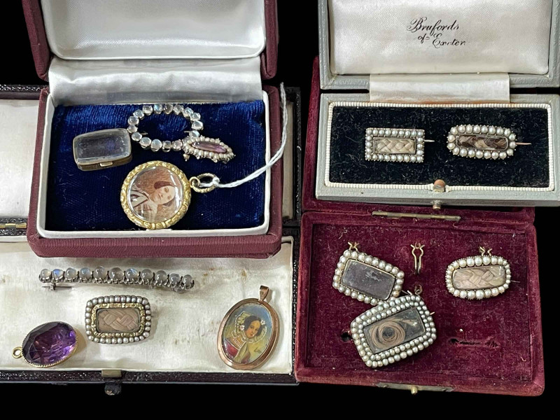Collection of mostly mourning jewellery with seven brooches, three pendants, tiny box and two moonstone pieces.