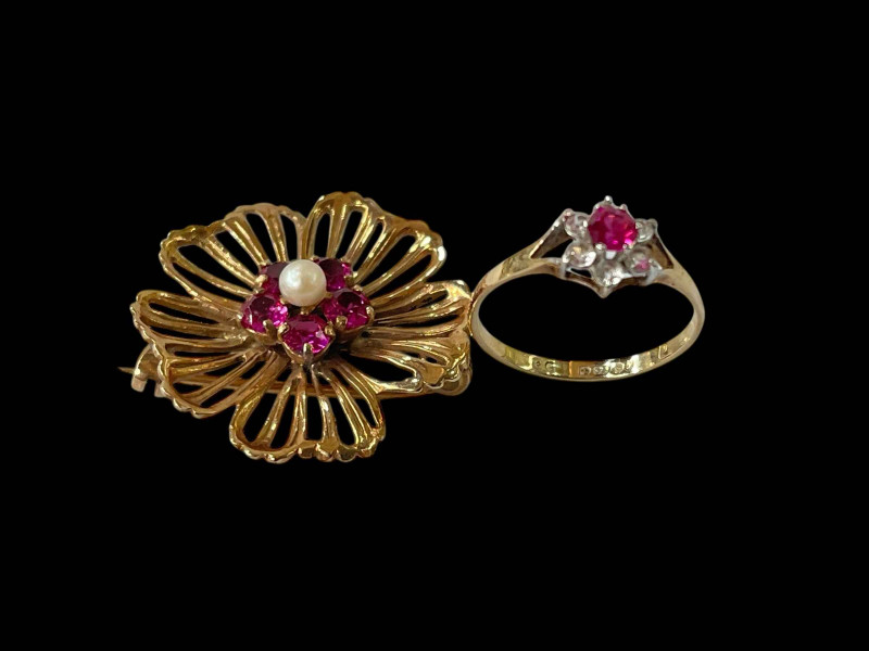 9ct gold gem set flower brooch and ring (2).