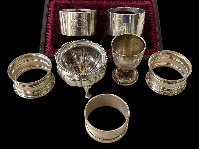 Five silver napkin rings, silver open salt and egg cup (7).