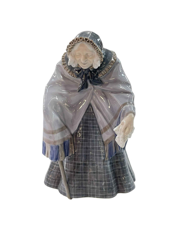 Royal Copenhagen figurine of old woman No 784.