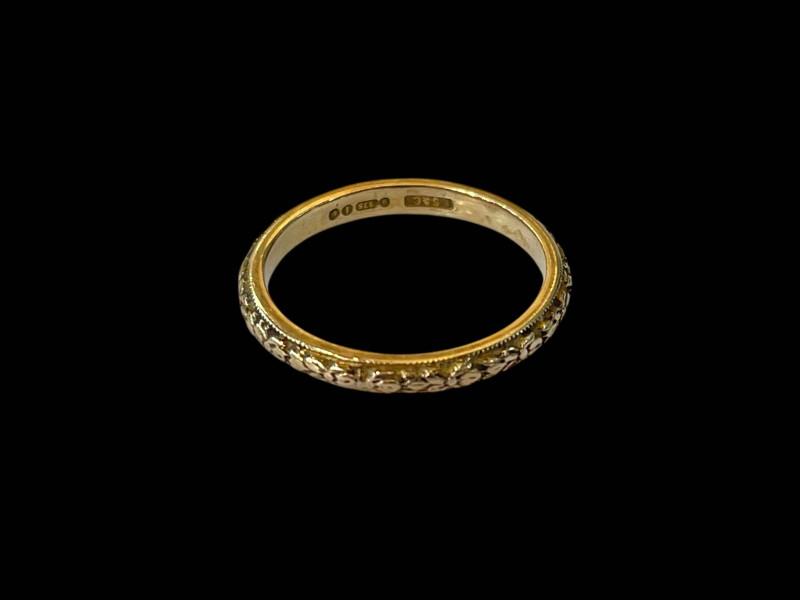 9ct gold acanthus band ring.