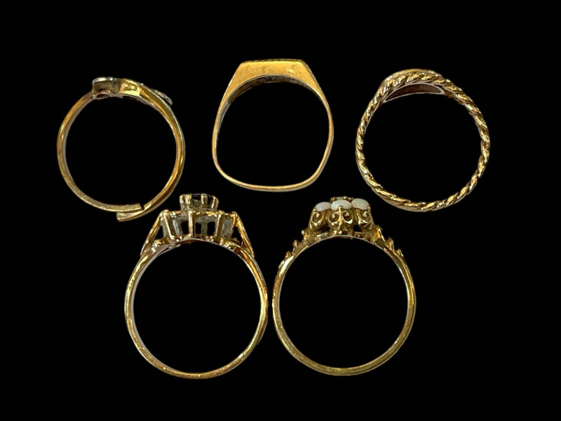 Five 9ct gold rings.