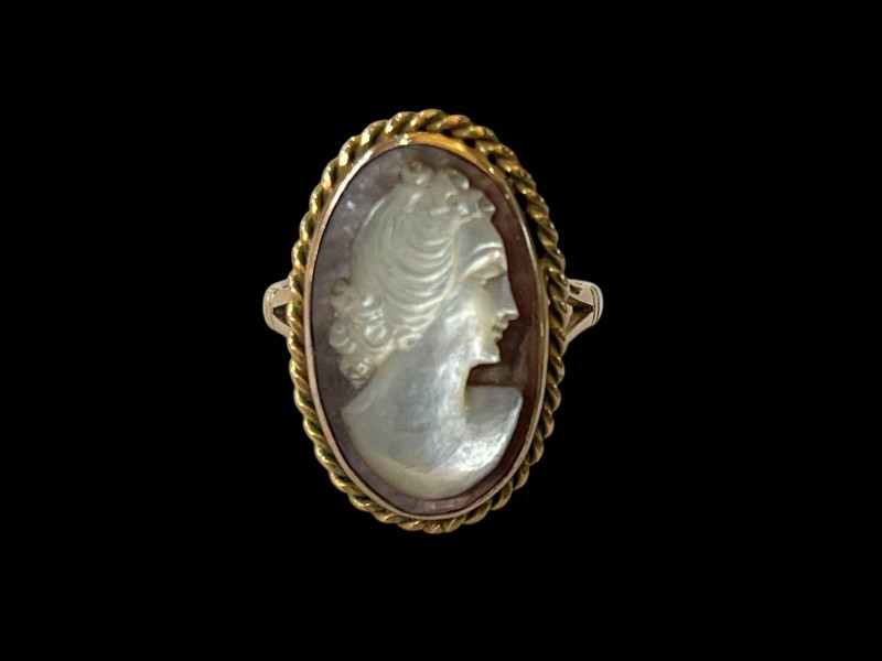 9ct gold cameo ring, size N.