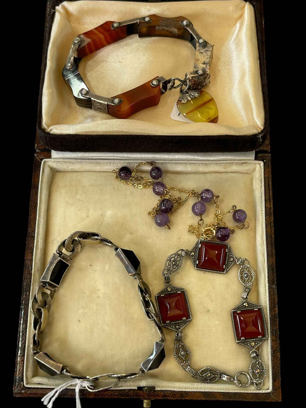 Scottish agate bracelet together with amethyst necklace, onyx and other bracelets (4).