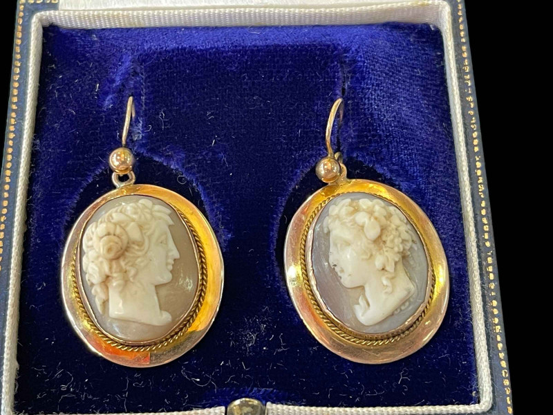 Pair 9ct gold mounted cameo portrait earrings.