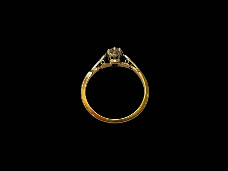18ct gold ring with 0.25ct diamond.
