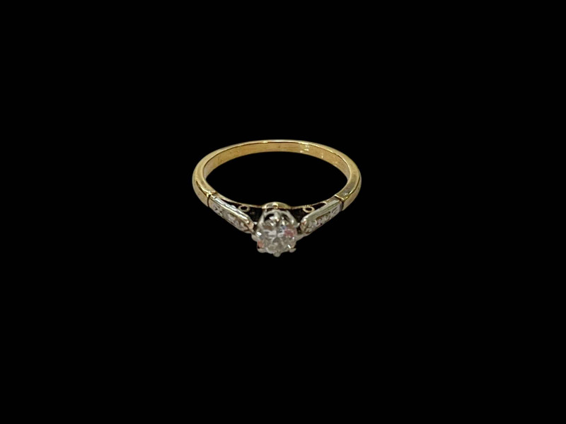 18ct gold ring with 0.25ct diamond.