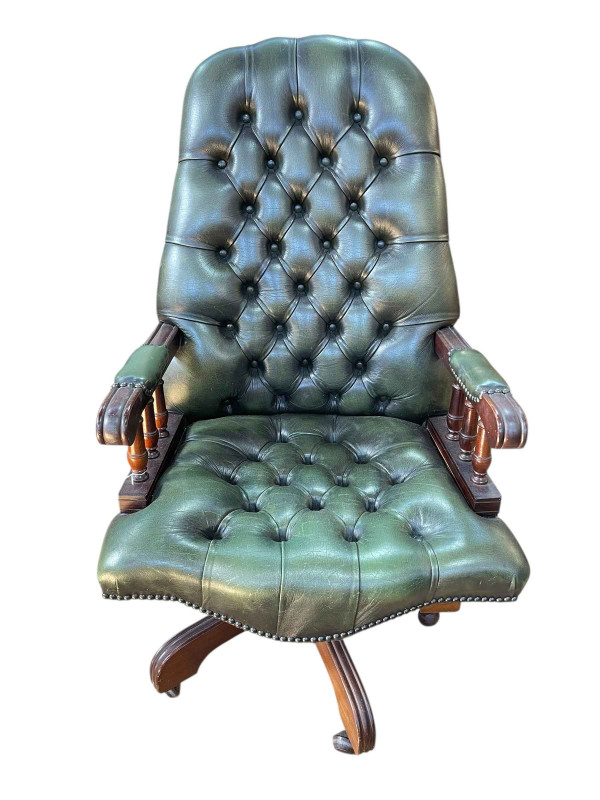 Green deep buttoned leather swivel office desk chair.
